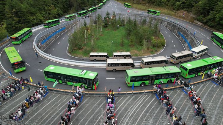 游客依次排隊坐觀光車進入景區(qū)。九管局供圖