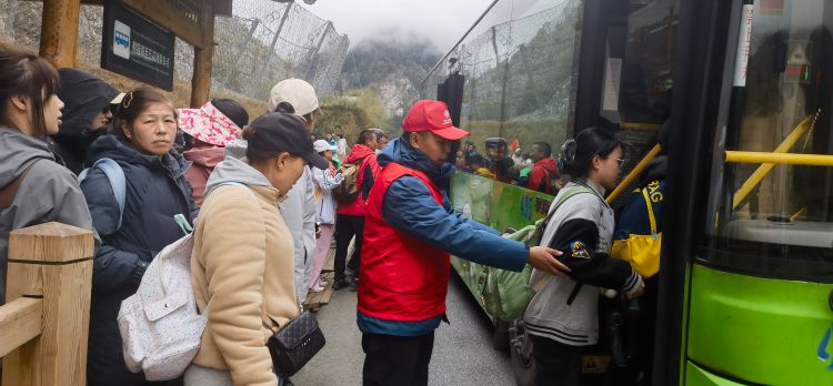 志愿者引導(dǎo)游客有序上車。九管局供圖