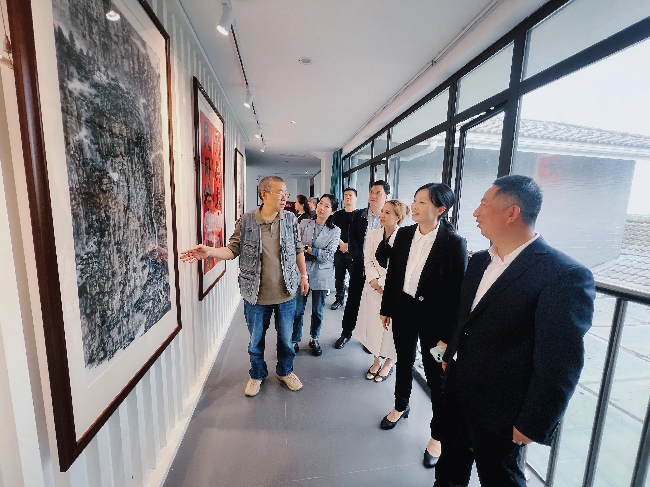 民主黨派基層組織相關(guān)負(fù)責(zé)人觀看茶具書畫攝影展。成都市雙流區(qū)委統(tǒng)戰(zhàn)部供圖   
