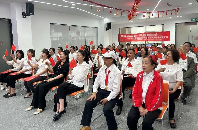 聲揚(yáng)中華情 共圓強(qiáng)國夢近日，邛崍市舉辦港澳臺(tái)僑和各界人士聯(lián)袂詩朗誦匯演，在邛港澳臺(tái)僑界代表、歸國留學(xué)人員和社區(qū)居民等50余人齊聚一堂，以詩為媒，以聲傳情。