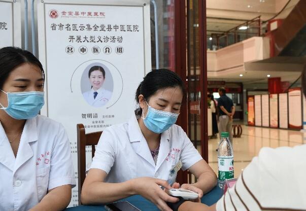 慶國慶護(hù)健康 九三學(xué)社金堂支社社員在行動(dòng)近日，九三學(xué)社金堂支社的何中良、姚慶濤等醫(yī)衛(wèi)社員積極參與多場大型義診活動(dòng)，以實(shí)際行動(dòng)踐行社會(huì)責(zé)任。