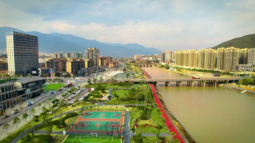 航拍德昌濱河路。德昌縣委宣傳部供圖