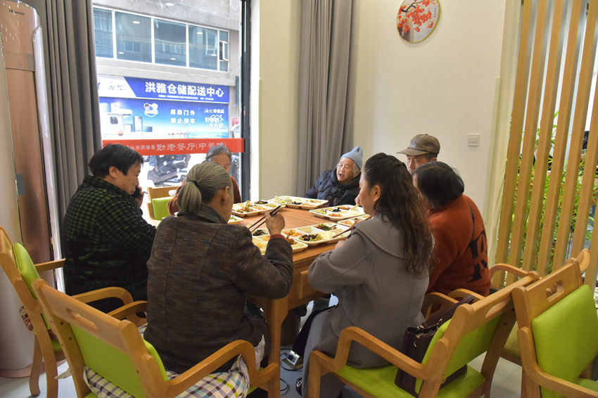 洪雅縣文塘社區(qū)助老餐廳雅康店，老人們正在用餐。蒲訓訓供圖