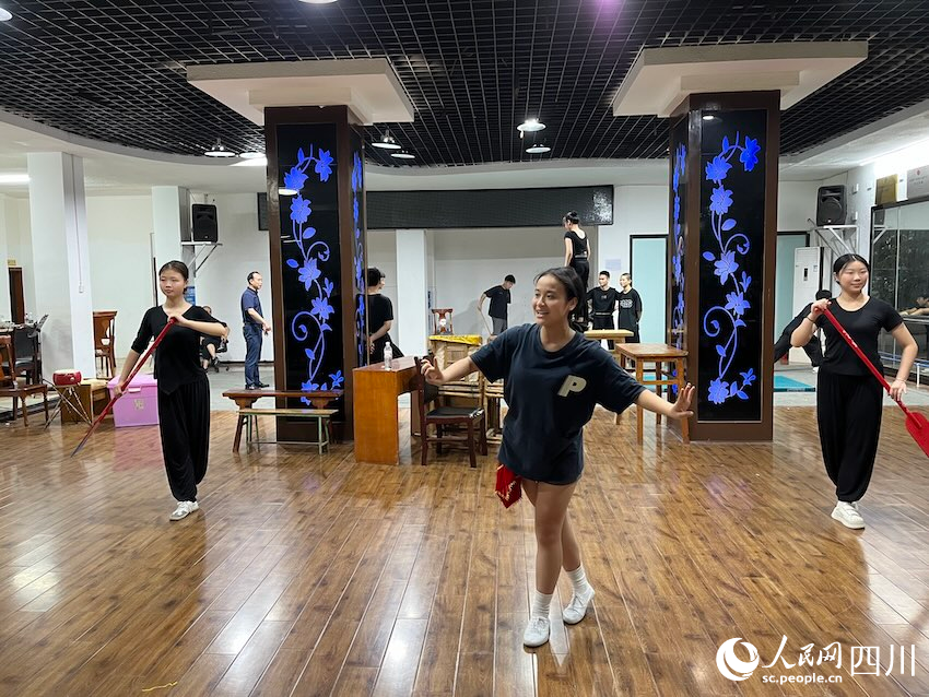 藝術中心排練場地非常狹窄，但演員們的練習仍然很認真。人民網記者 郭瑩攝
