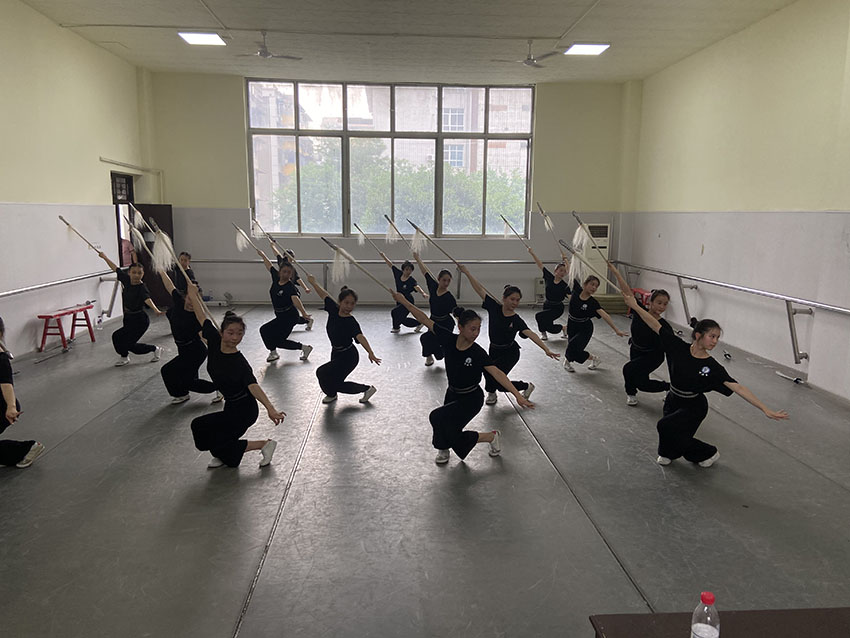 在校學習期間，基本功訓練是日常。受訪者供圖