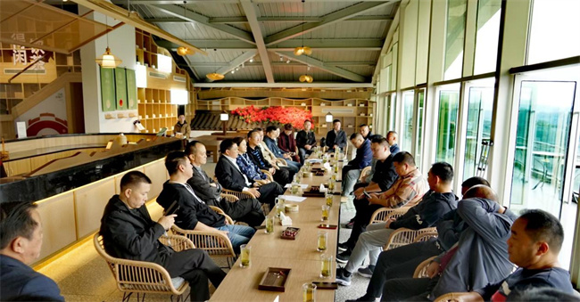 調(diào)研組召開“進(jìn)萬企、解難題、優(yōu)環(huán)境、促發(fā)展”工作座談會。民建成都市委會供圖