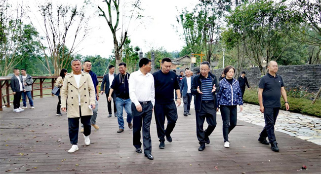 史紅平（左二）、王萍（右二）、王琦漪（右一）、秦俊寧（右三）帶隊赴邛崍市夾關鎮(zhèn)開展“進萬企、解難題、優(yōu)環(huán)境、促發(fā)展”工作。民建成都市委會供圖