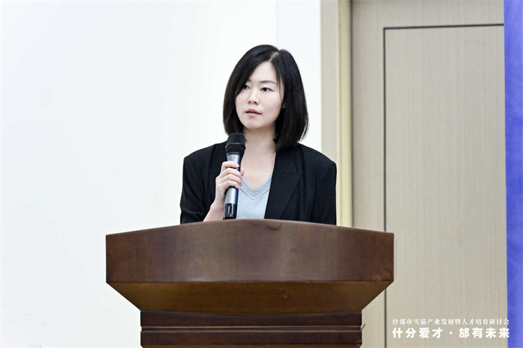 什邡市委常委、市委組織部部長唐艷講話。