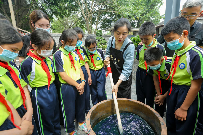孩子們體驗本土絲綢非遺蠟染技藝。高坪區(qū)融媒體中心供圖