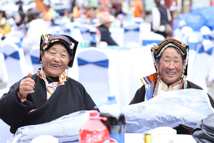 為老人贈(zèng)送保暖衣。黑水縣委宣傳部供圖