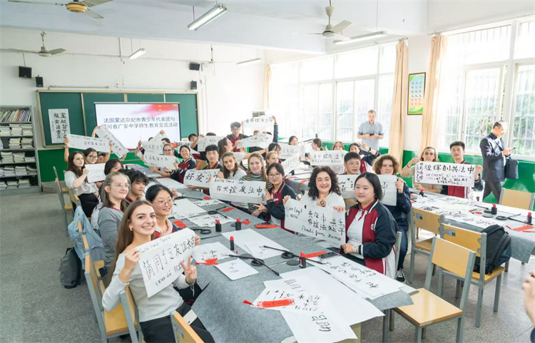 蒙達(dá)爾紀(jì)市森林中學(xué)青少年代表團(tuán)體驗傳統(tǒng)文化。中共廣安市委宣傳部供圖