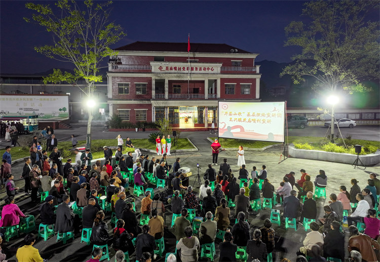 志愿者在高興鎮(zhèn)花廟嘴村文體廣場，用文藝節(jié)目的形式為村民宣講黨的富民政策。邱海鷹、劉南賢供圖