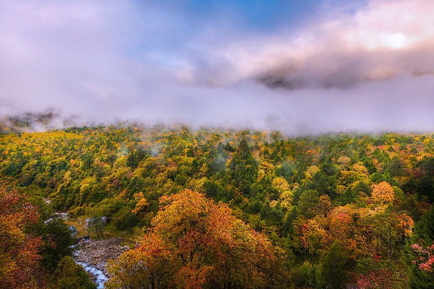 五彩谷。二郎山喇叭河景區(qū)供圖