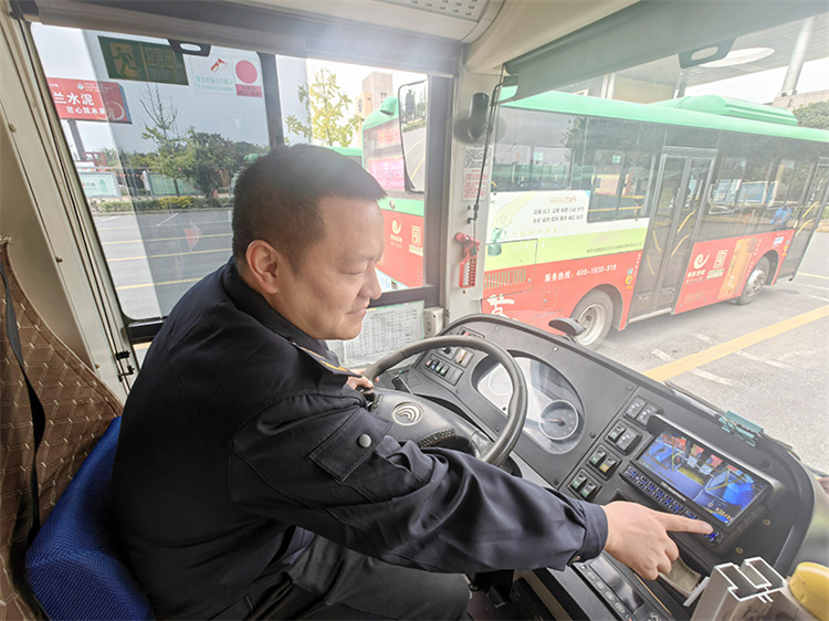 公交司機準(zhǔn)備發(fā)車。