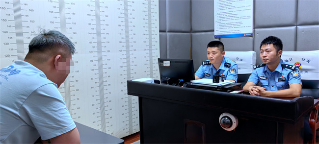 資陽市公安局雁江區(qū)分局民警審訊現(xiàn)場。劉云濤供圖