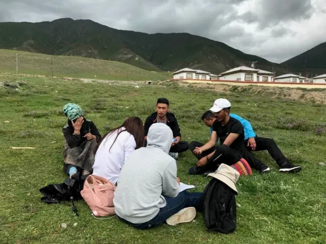 貢布澤仁與學(xué)生青海玉樹牧區(qū)調(diào)研。索朗刀登攝