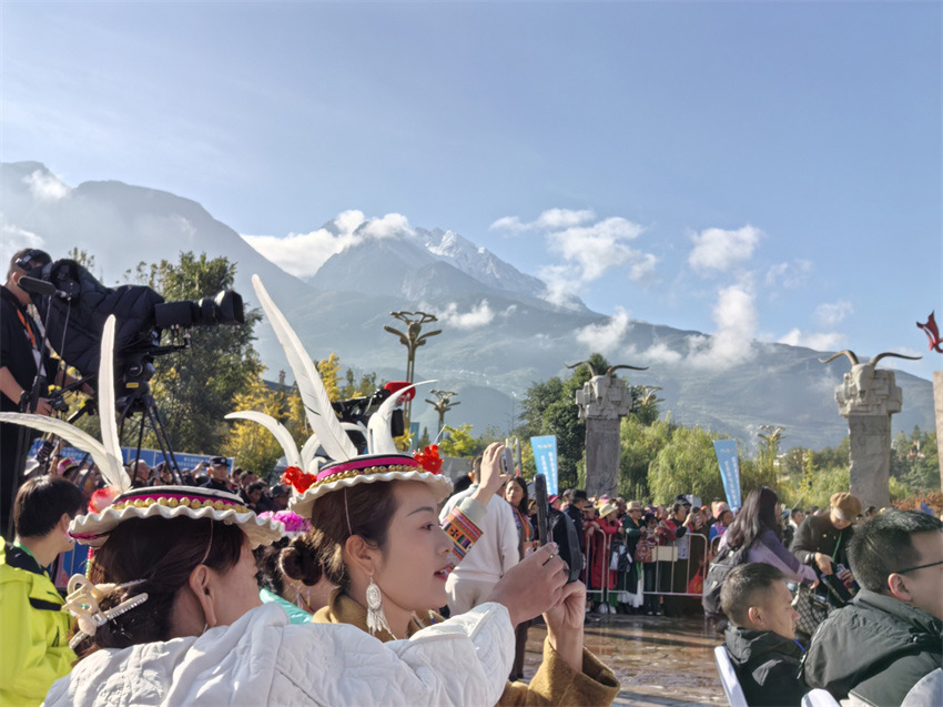 穿上民族服飾，更加光彩照人。人民網(wǎng)記者 劉海天攝