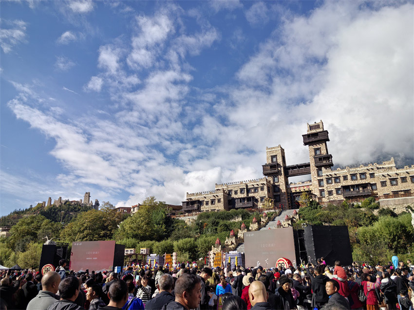 古羌城下，人山人海慶新年。人民網(wǎng)記者 劉海天攝