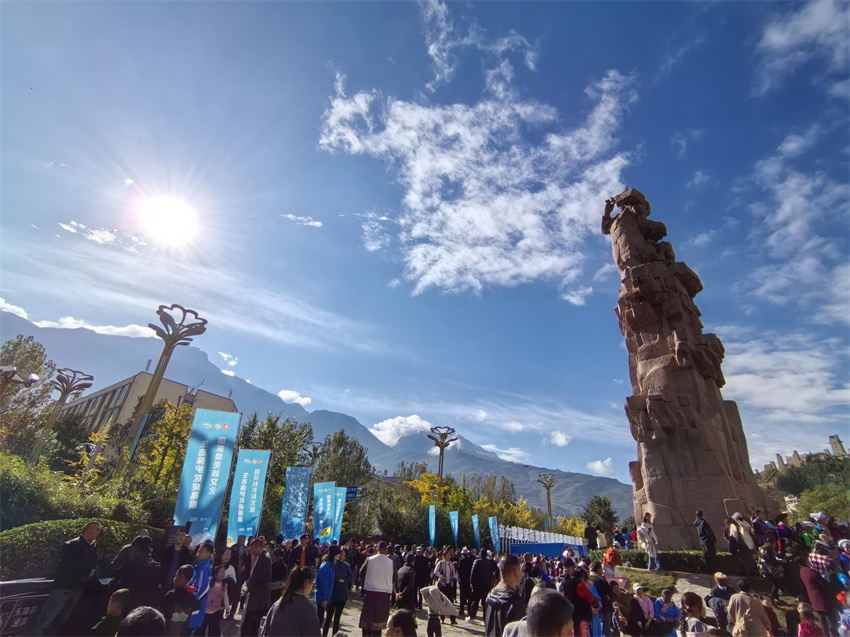 凈土阿壩，陽(yáng)光茂縣。人民網(wǎng)記者 劉海天攝