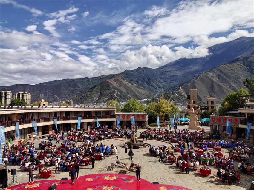 羌?xì)v新年，一起來(lái)吃壩壩宴。人民網(wǎng)記者 劉海天攝