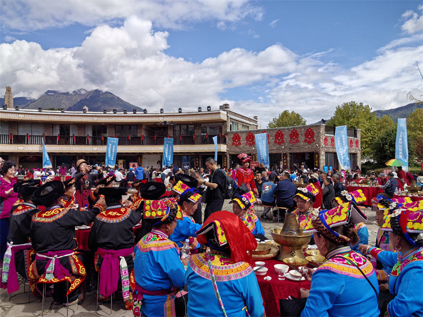 少數(shù)民族同胞舉杯祝福新年快樂(lè)：“納吉納魯”。人民網(wǎng)記者 劉海天攝
