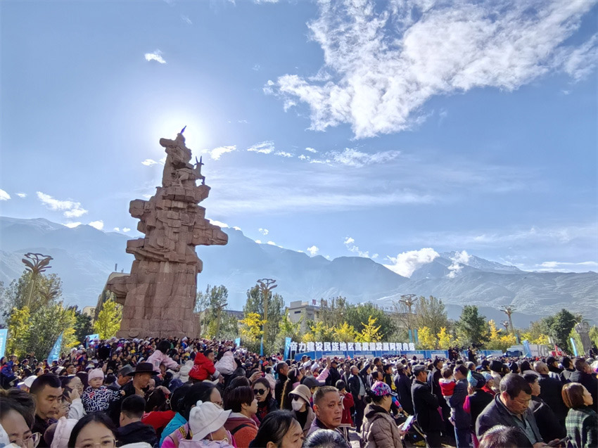 天氣晴朗，新年氣氛更濃厚。人民網(wǎng)記者 劉海天攝