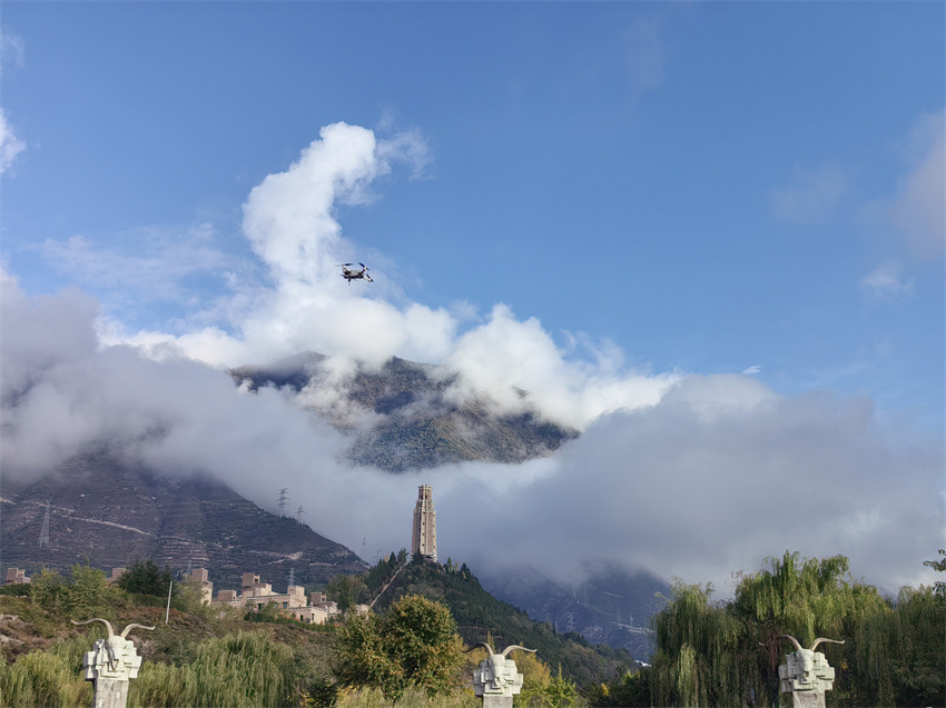 威武碉樓山中矗立。人民網(wǎng)記者 劉海天攝