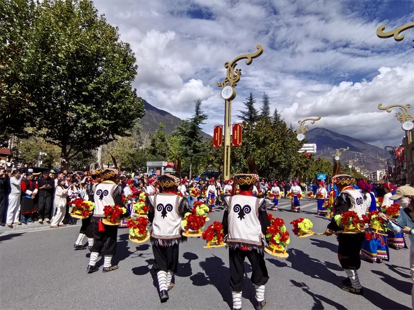 新年巡游活動(dòng)。人民網(wǎng)記者 劉海天攝