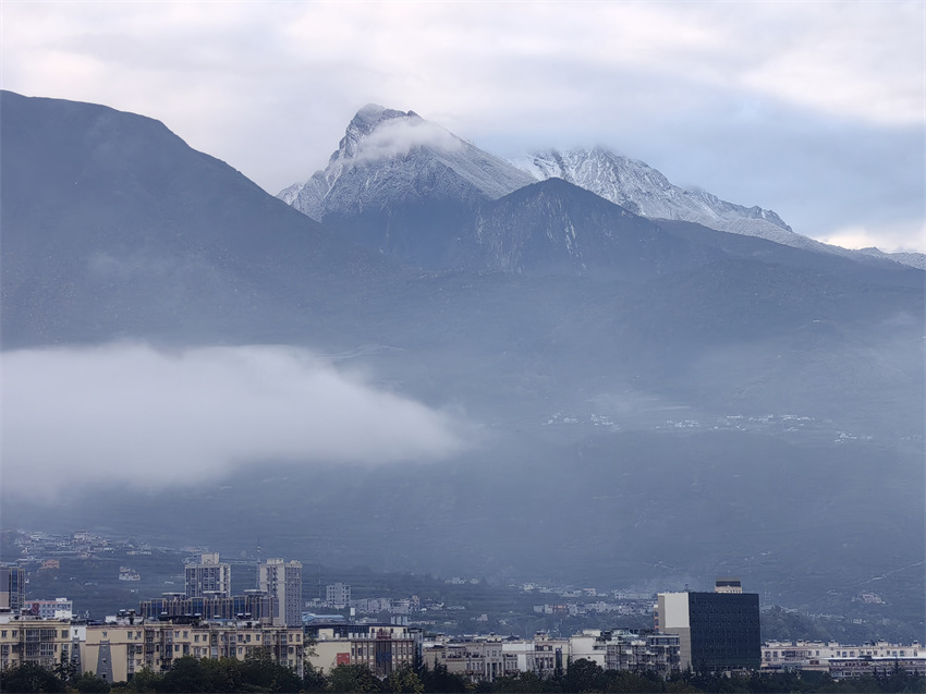 雪山下的縣城像公園——四川省阿壩州茂縣。人民網(wǎng)記者 劉海天攝