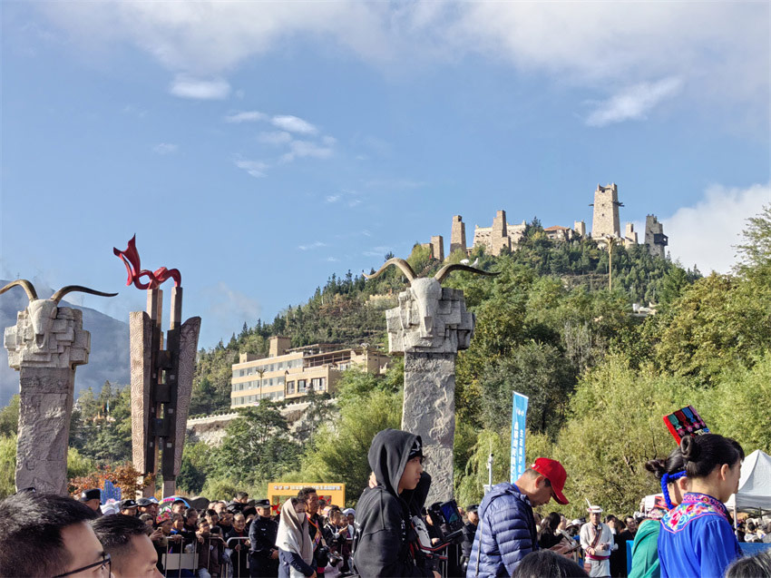中國(guó)古羌城景區(qū)熱鬧非凡。人民網(wǎng)記者 劉海天攝