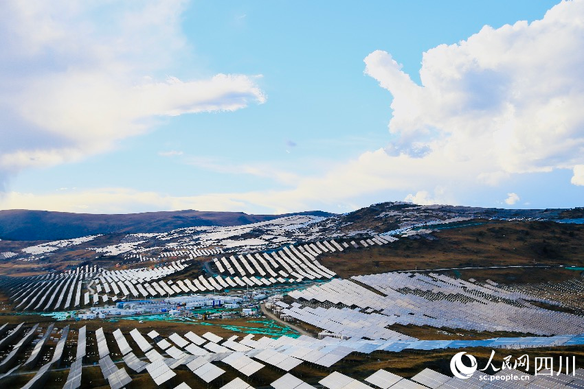 光伏基地。人民網(wǎng)記者 朱虹攝
