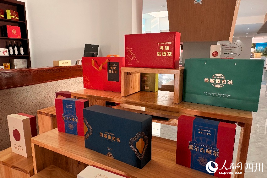 雪域俄色系列產(chǎn)品展示。人民網(wǎng)記者 朱虹攝