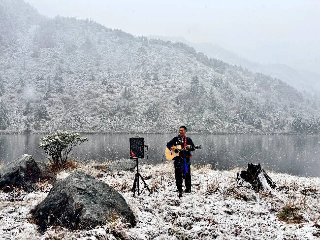 螺髻山工作人員為游客演唱歌曲。李岢洋攝