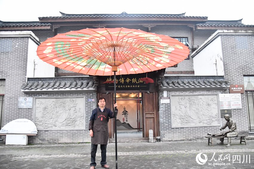 畢六福和他的“龍鳳呈祥”。人民網(wǎng)記者 郭瑩攝