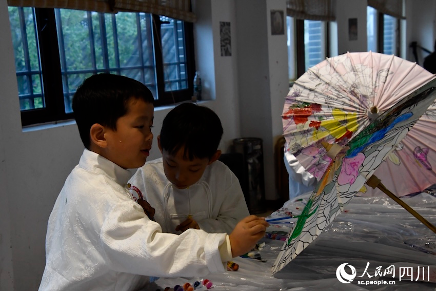 油紙傘博物館，孩子們沉浸在油紙傘繪制的快樂中。人民網(wǎng)記者 郭瑩攝