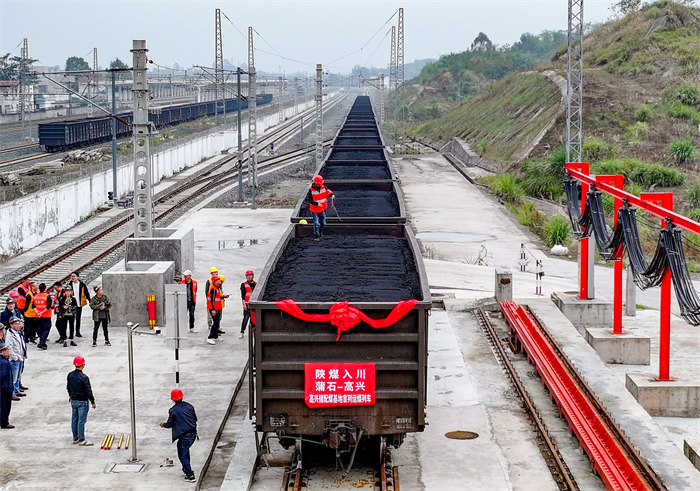 2024年11月11日，從陜西蒲石入川的首列運煤專列，?？吭谒拇ㄊ∈讉€國家級儲配煤基地廣安華鎣市高興儲配煤基地翻車機房前等待卸載。邱海鷹、劉南賢攝