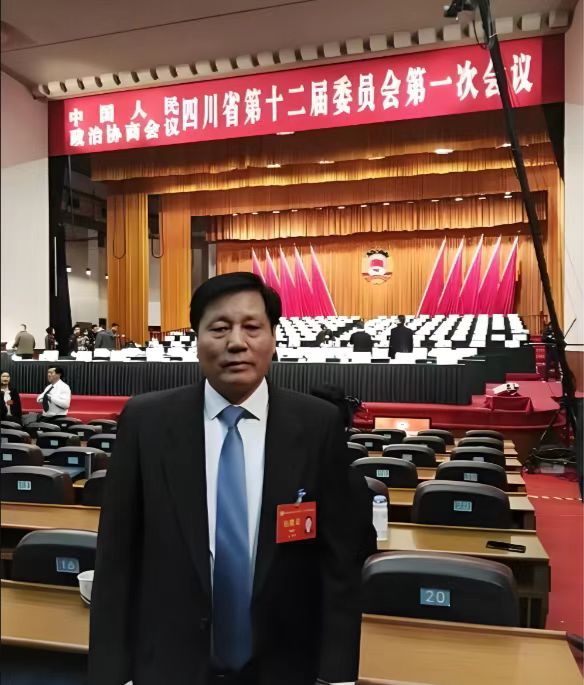 作為四川省第十二屆政協(xié)委員，唐德厚多次撰寫建議，為中醫(yī)藥文化、事業(yè)、產(chǎn)業(yè)發(fā)展鼓與呼。受訪者供圖