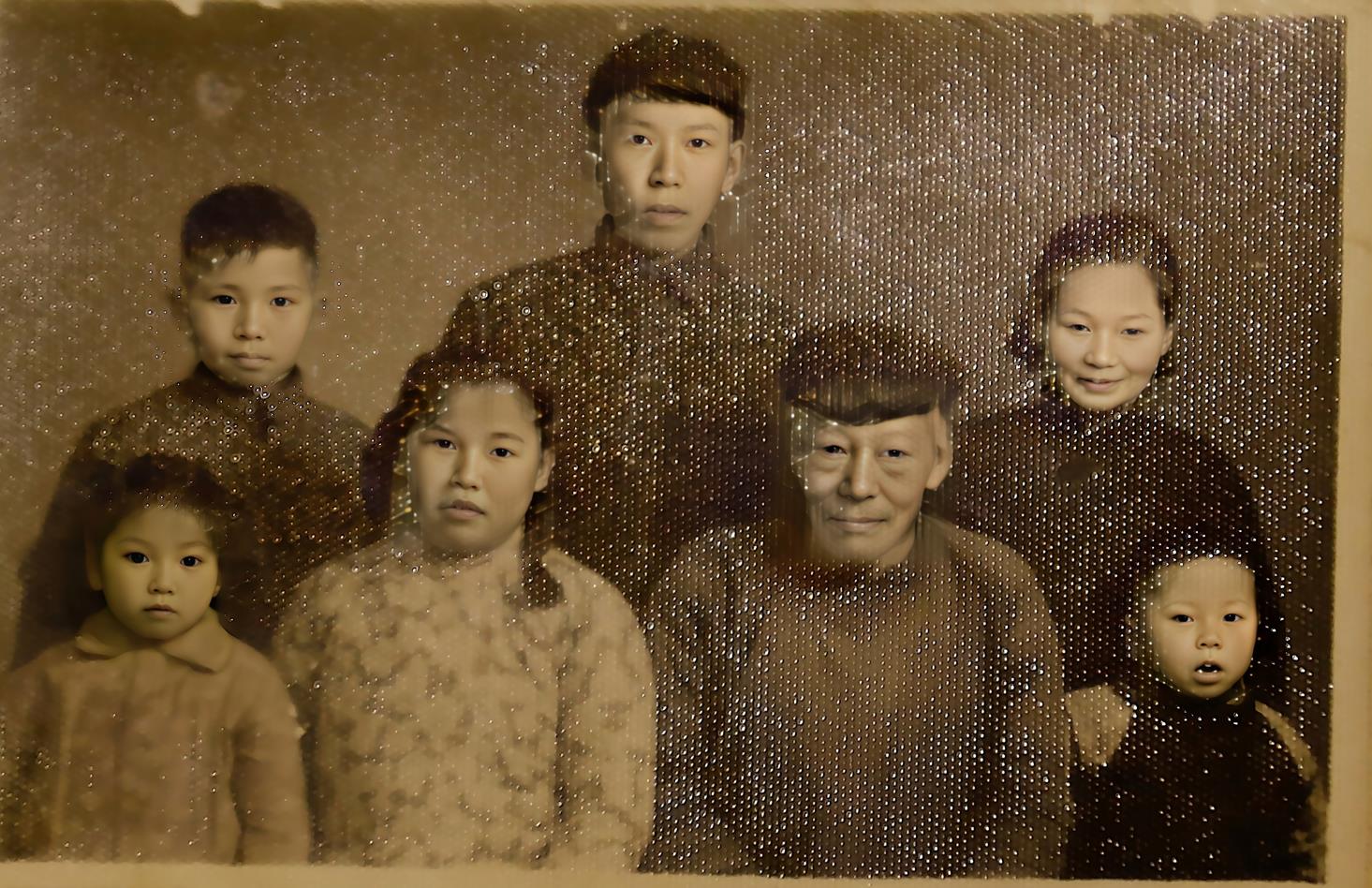 年幼的唐德厚（前右一）與爺爺名中醫(yī)唐相臣（前右二）及父（后中）母（后右）及哥哥、姐姐妹妹們留影。受訪者供圖