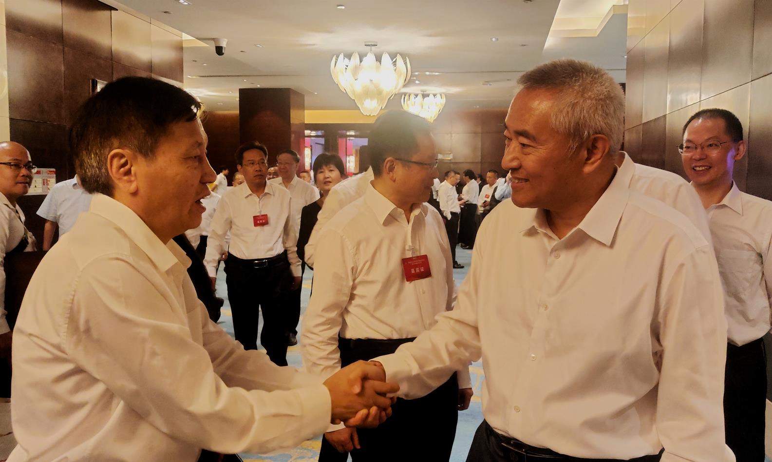 第十四屆全國政協(xié)副主席、九三學(xué)社中央常務(wù)副主席邵鴻（右）與九三學(xué)社優(yōu)秀社員唐德厚（左）親切交流。受訪者供圖