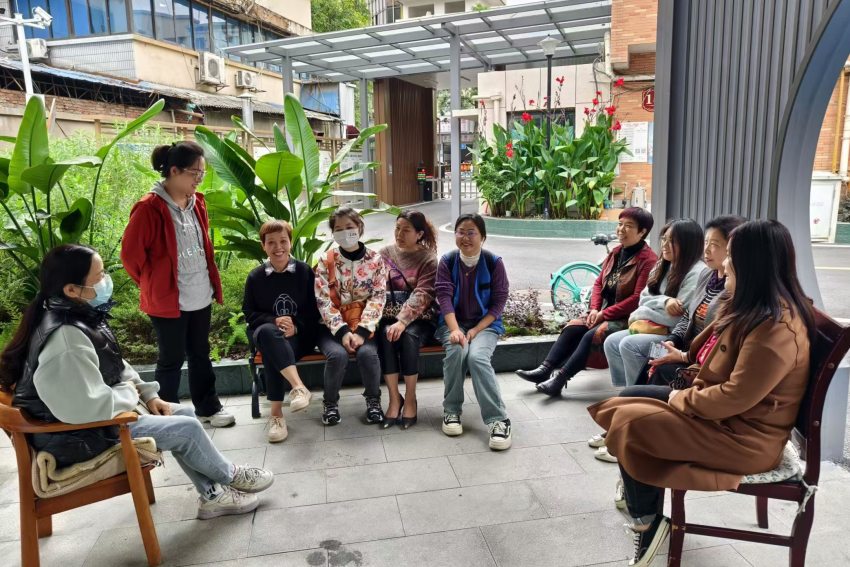 社區(qū)工作人員正在與居民交流。受訪者供圖