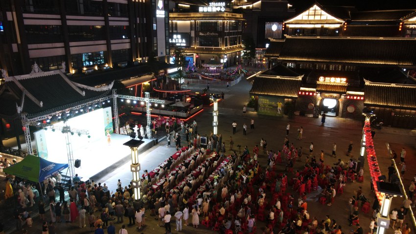 西巷百姓大舞臺(tái)下，座無(wú)虛席。南充人大供圖