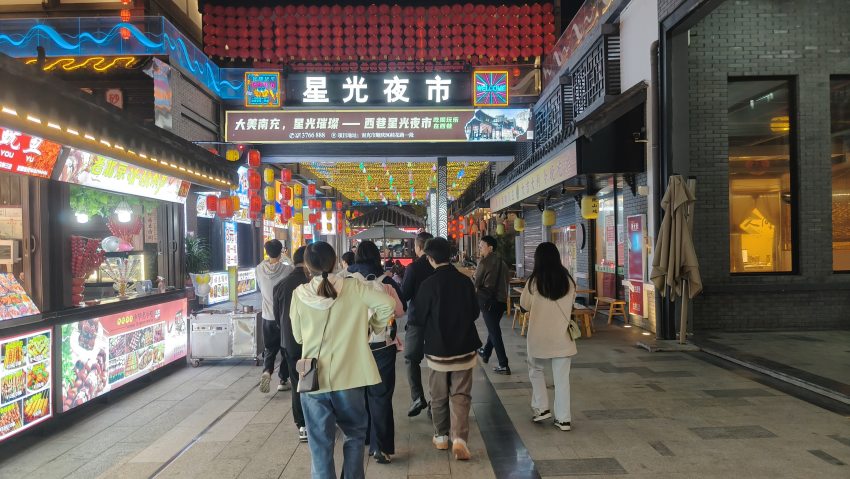 西巷的星光夜市。陳萱攝
