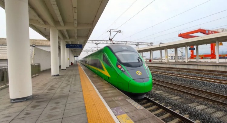 動(dòng)車駛?cè)霕?lè)山北站。夾江縣融媒體中心供圖