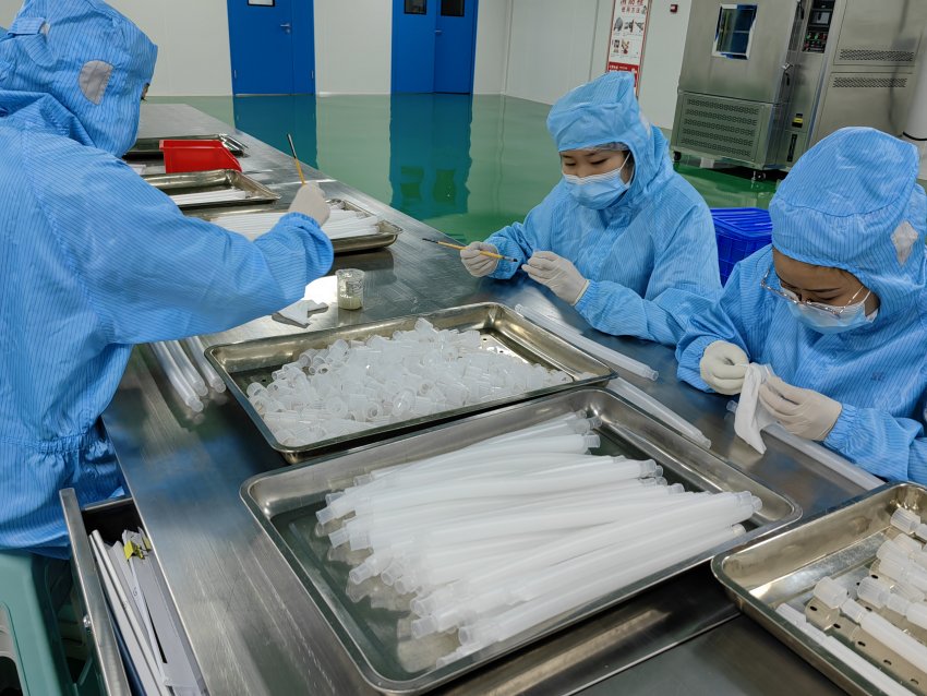 成都昌華科技有限責任公司生產(chǎn)線。成都醫(yī)學城管委會供圖