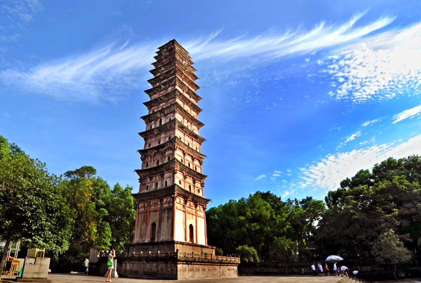 位于鶴鳴山景區(qū)核心區(qū)的宋代白塔.jpg