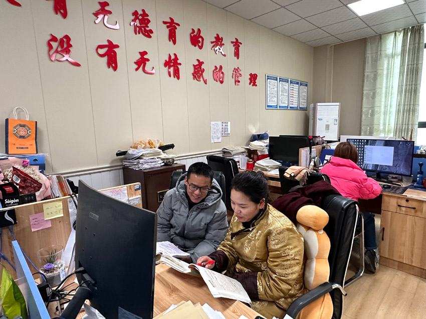 王曉榮老師和龍珍老師磨課。雅江縣中學(xué)供圖