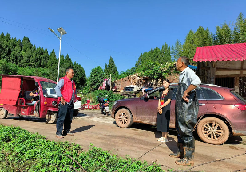 “啄木鳥(niǎo)”志愿服務(wù)隊(duì)員走村入戶(hù)收集議事主題。受訪者供圖