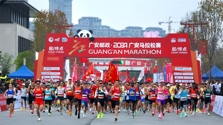 參賽選手從起跑點(diǎn)出發(fā)。賽事組委會供圖