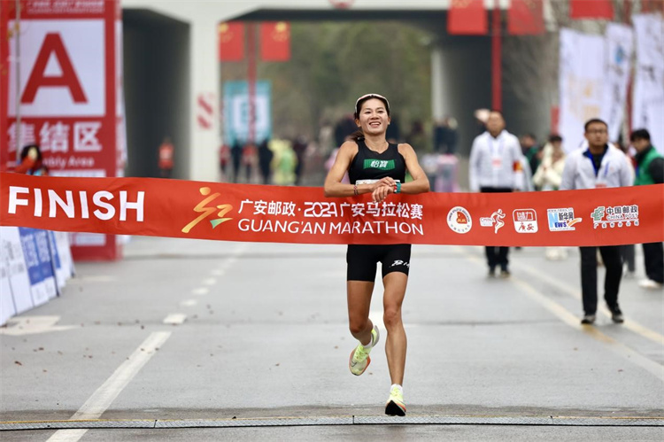 女子選手沖線瞬間。賽事組委會供圖