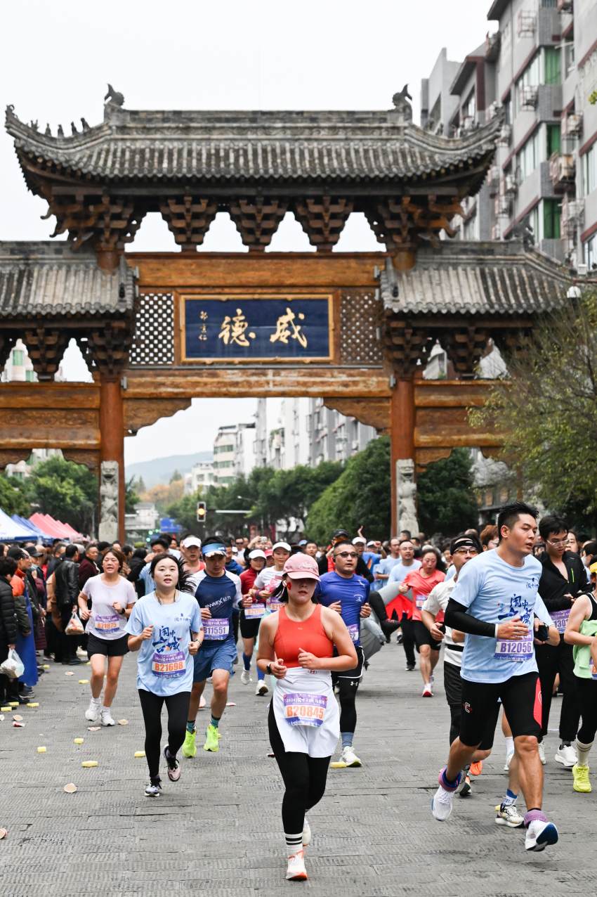 閬中古城馬拉松比賽現(xiàn)場。任冠金攝